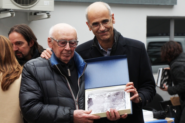 El cap de Govern, Toni Martí, entregant un reconeixement a Casimir Arajol per la seva trajectòria a la fira.